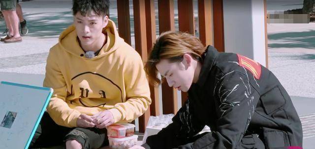 justin嫌字难写用英文代替,朱正廷董岩磊研究后被一句话惹得火大_橙汁