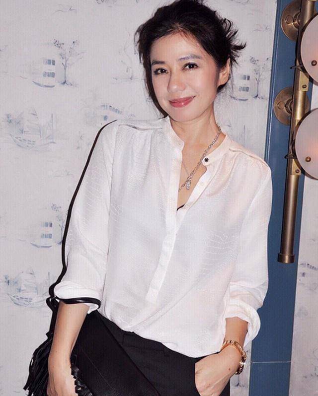 59钟楚红穿金色上衣配绿色裤子,尽显贵妇气质_身材_一个人_自控