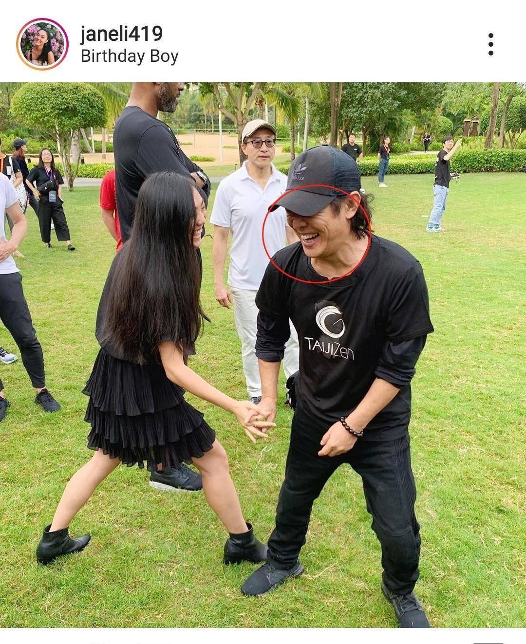 57岁李连杰大寿,罕见晒出全家福,脸部干瘪妻子年长却时尚长存_女儿