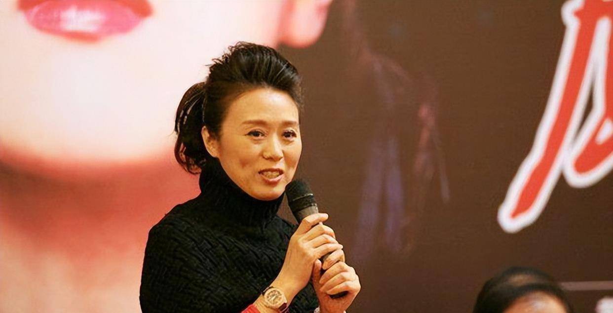 有了第一次的相遇,之后吴琼便经常和阮巡搭话聊天,时间久了两人的距离