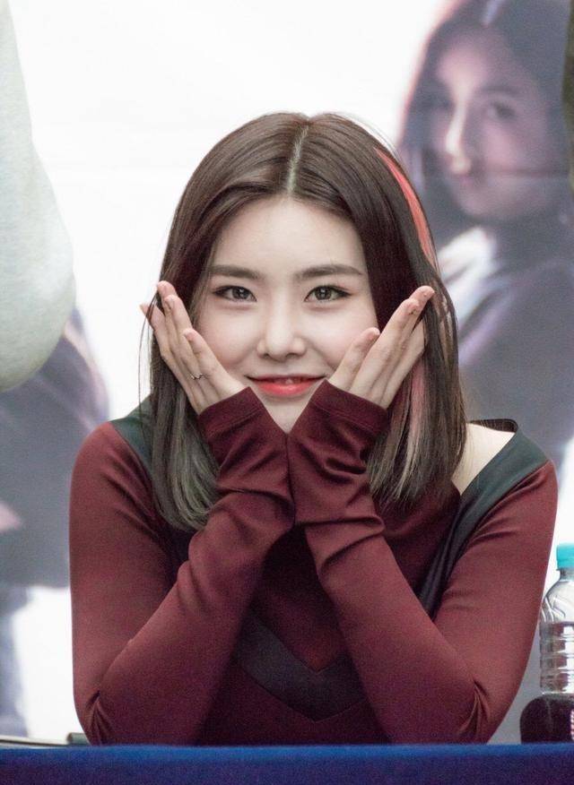 bravegirls的裕那滑稽地挑选了组合中最累人的成员_玟莹_姿势_互动