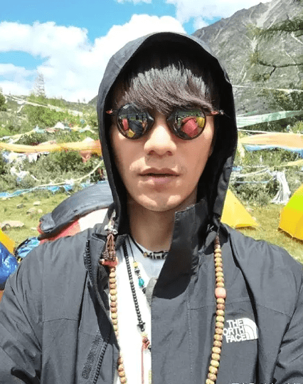 奶奶平时就是信佛诵经之人,在她的影响下,陈坤也是一位虔诚的佛教徒