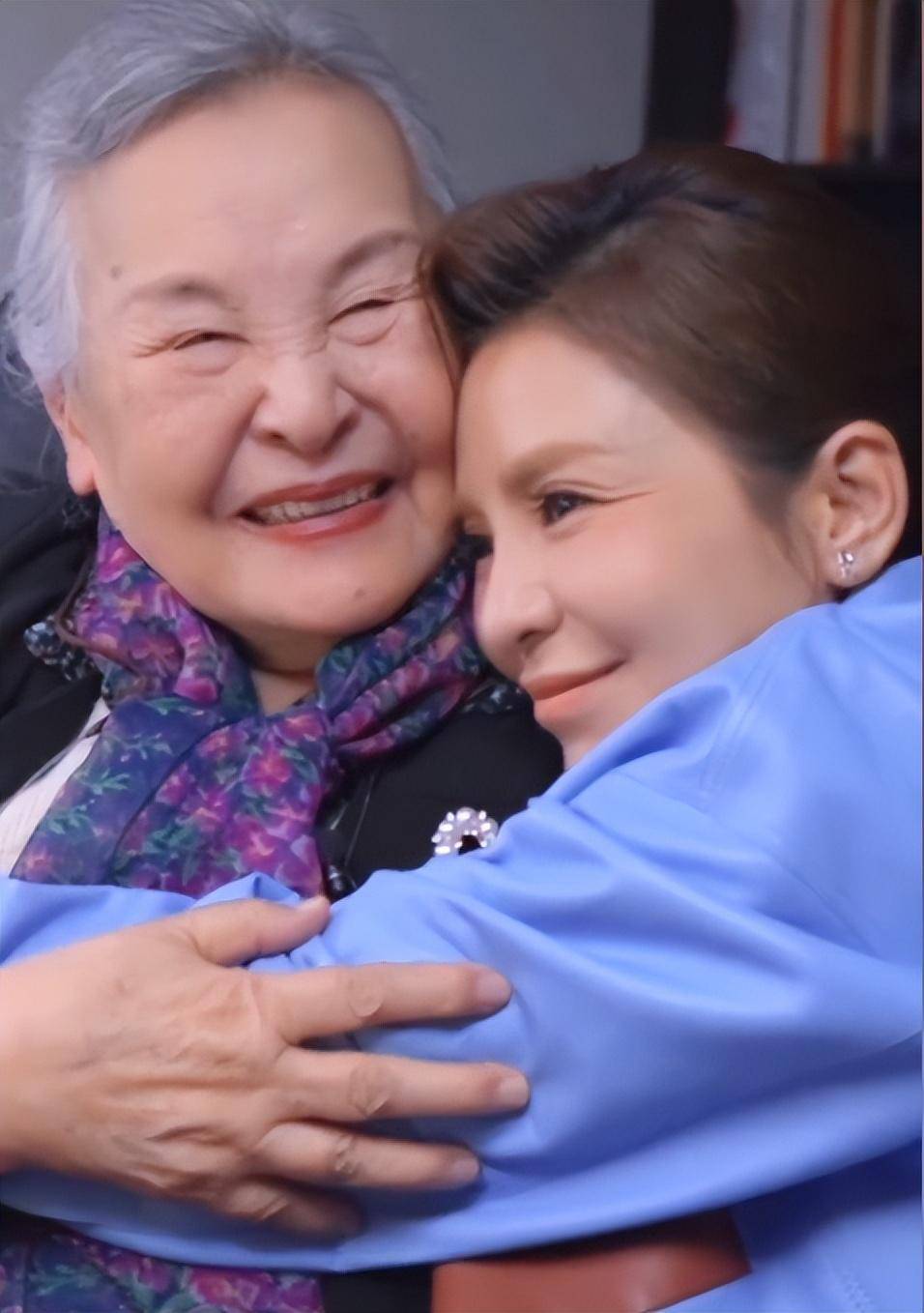 朱迅母亲三七祭日,采访中因想娘紧紧搂住94岁的郑小英不撒手_郑小瑛