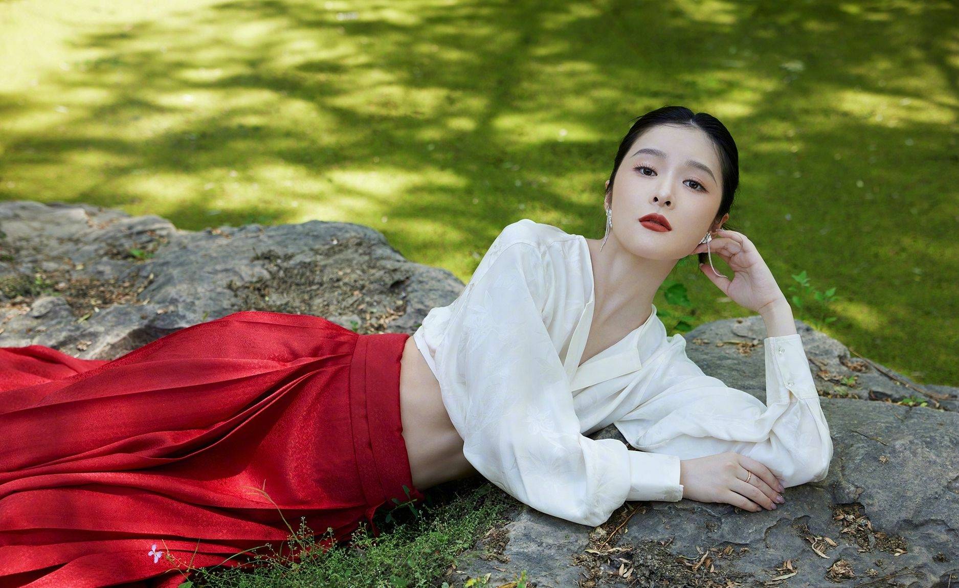 徐娇红色百褶裙优雅写真_网友_美人_女孩子