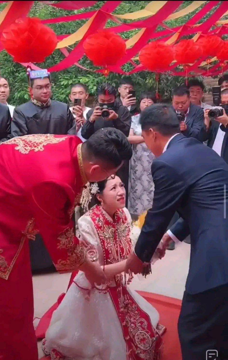 谁知,麦小登随后又跪下了,这一次,她绷不住了,这里面包含的感情太浓厚