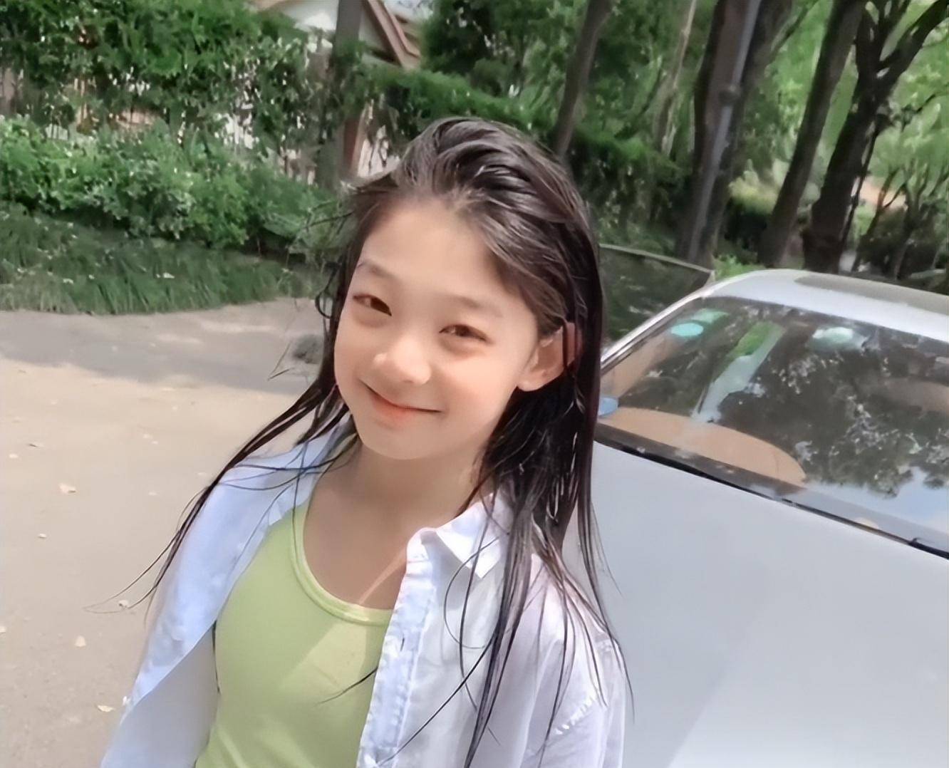 c少金遥瀚今年10岁,也是四兄妹中颜值最高的一位,由于此前一直留着