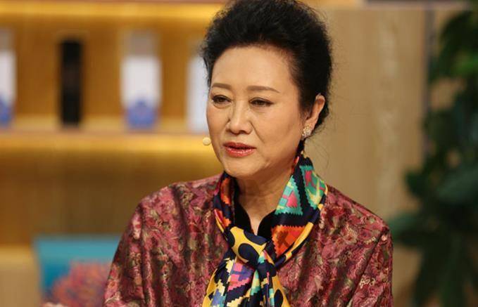 65岁王丽云与女儿车晓在节目中同框,网友:感情真好_生活_黑色_母女