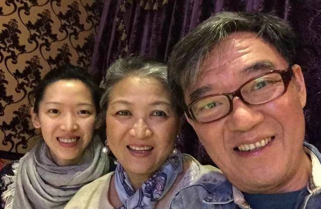 60岁朱宝意罕见晒与李立群的合照,曾经拍《英雄本色》成名_吴奇隆