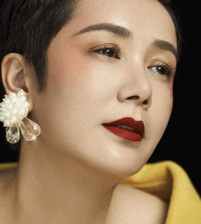 51岁的蒋雯丽御姐范十足,单穿毛呢大衣造型美而不媚