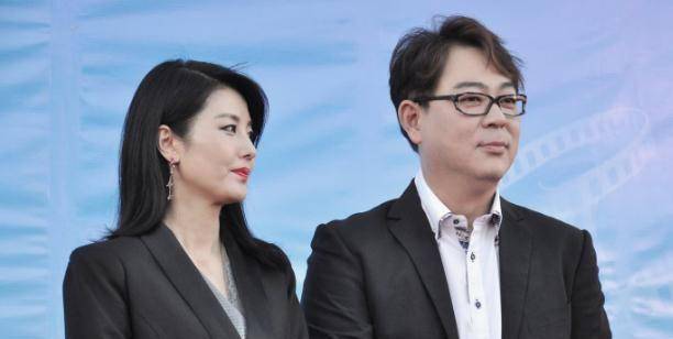 47岁高亚麟近照,80后老婆竟是我们熟悉的她,长得比宋丹丹还美_长相