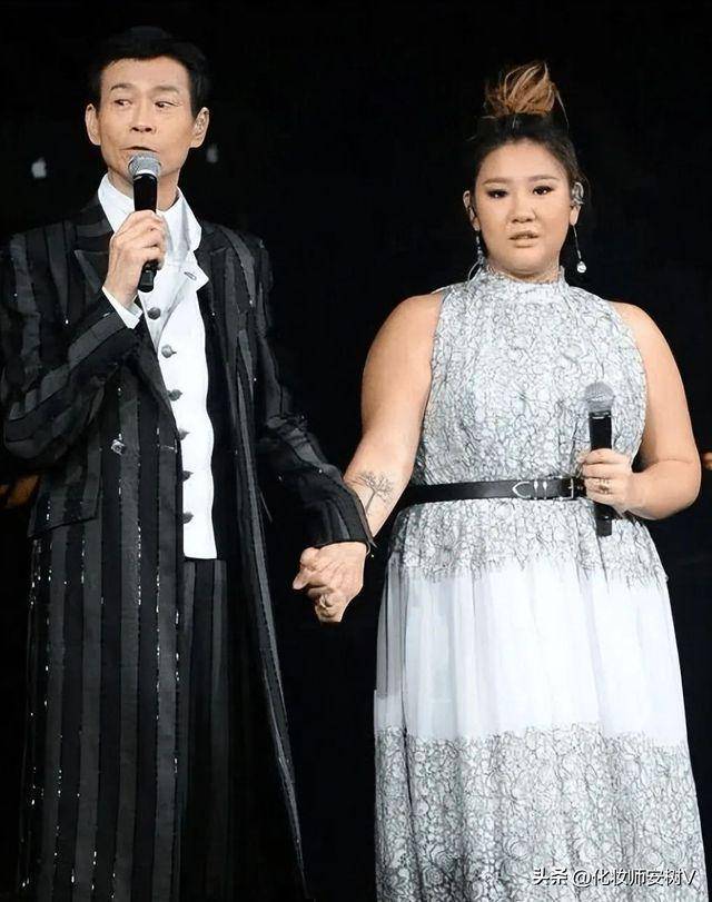 郑欣宜完全没遗传爸爸气质,体型差距太大_长裙_身材_造型