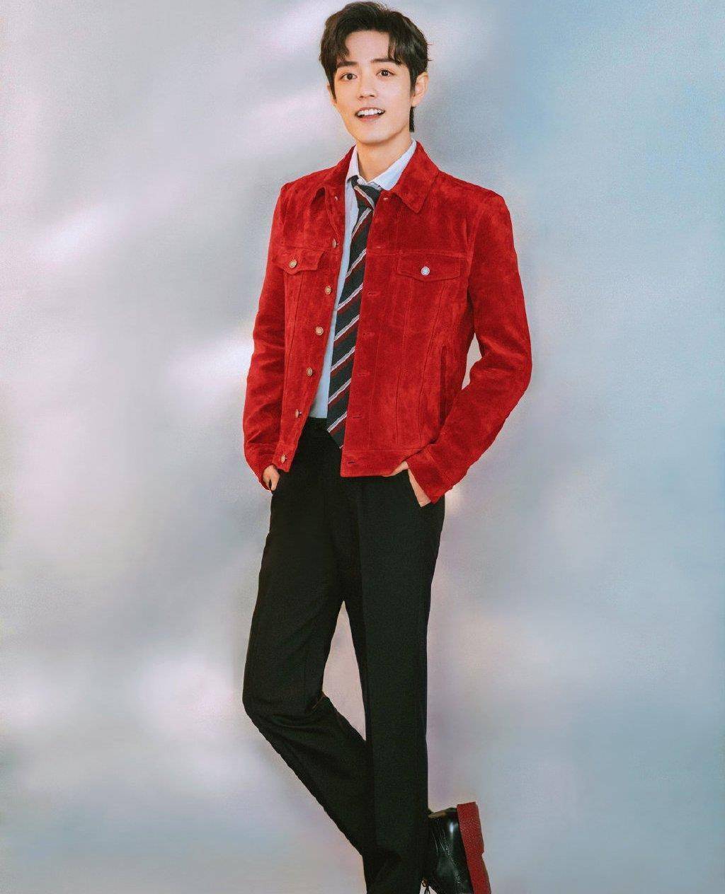 185cm许凯和183cm肖战,双双挑战红衣造型,终于知道腿长的重要性_行走