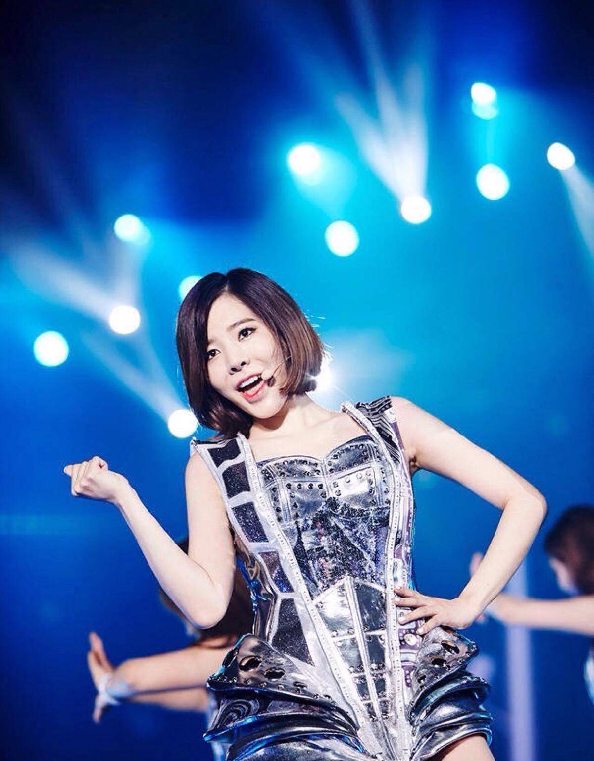 90后实力女歌手邓紫棋,原来是在失恋后写出《泡沫》,感动少女心_邓宝