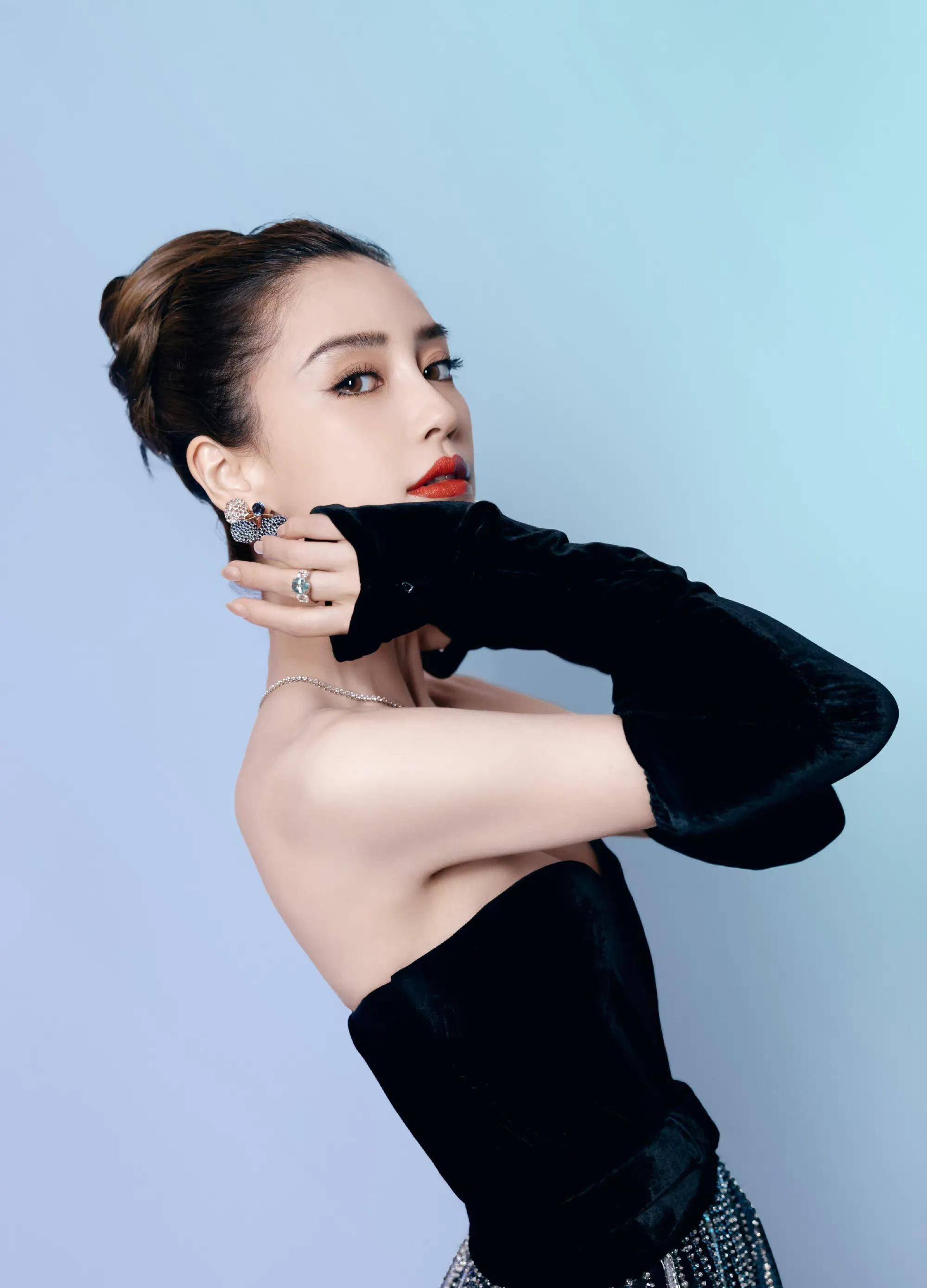 angelababy墨色天鹅绒抹胸星座裙造型,深v设计秀好身材性感妩媚_刺绣_