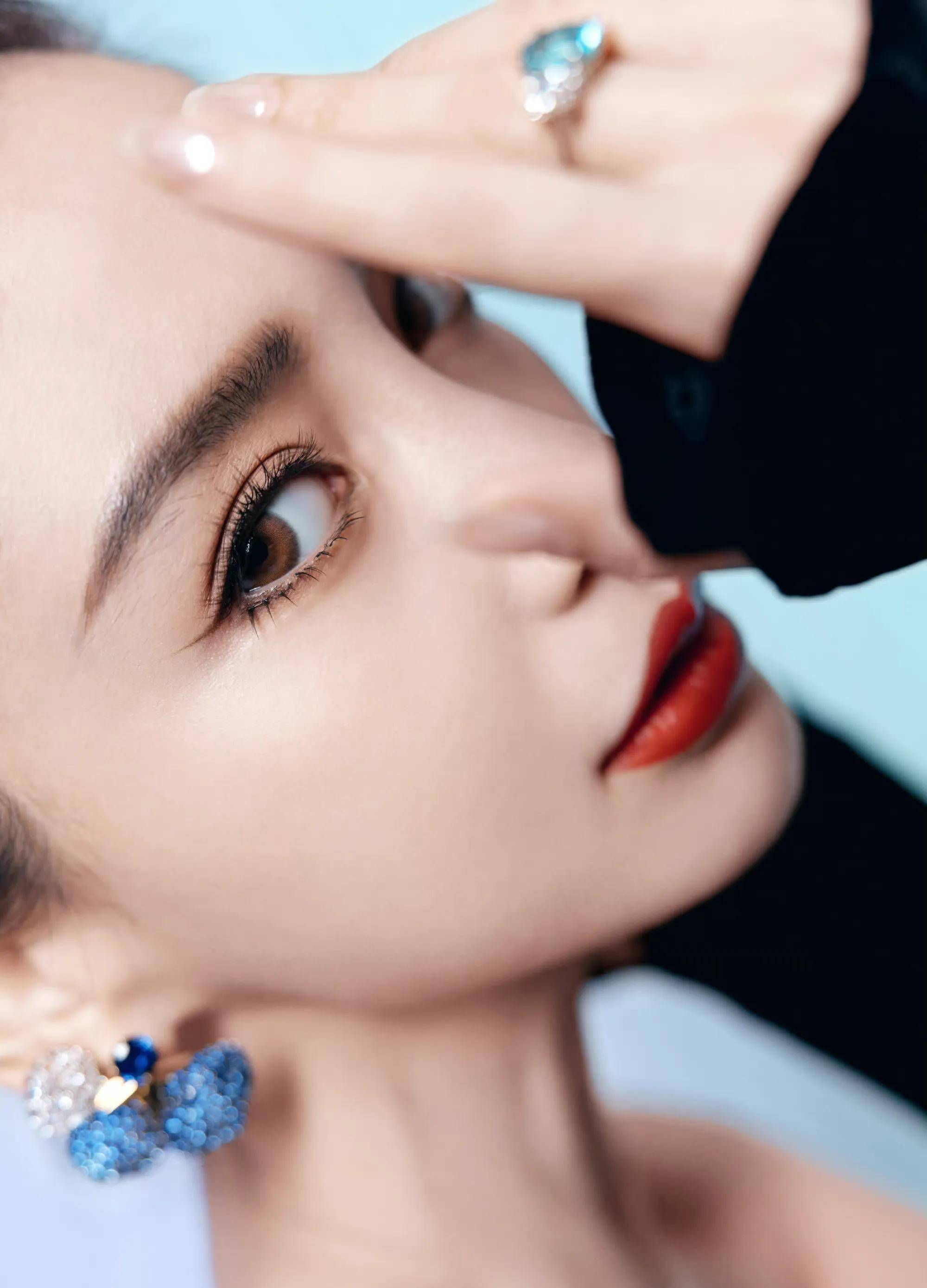 angelababy墨色天鹅绒抹胸星座裙造型,深v设计秀好身材性感妩媚_刺绣