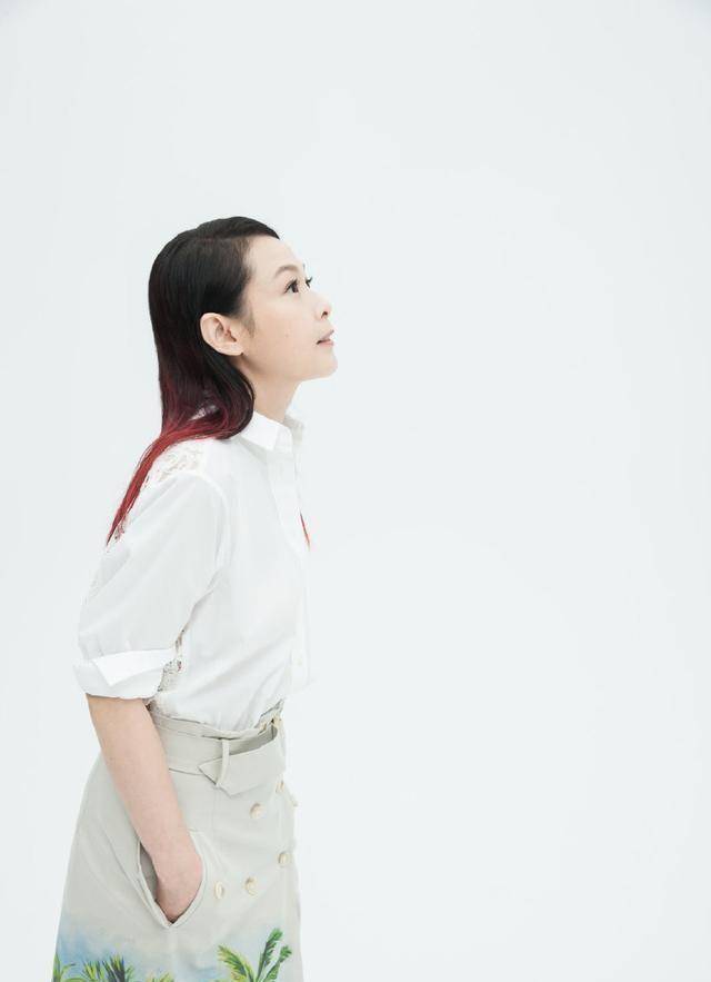 51岁刘若英晒素颜照,网友:这是哪个大妈?