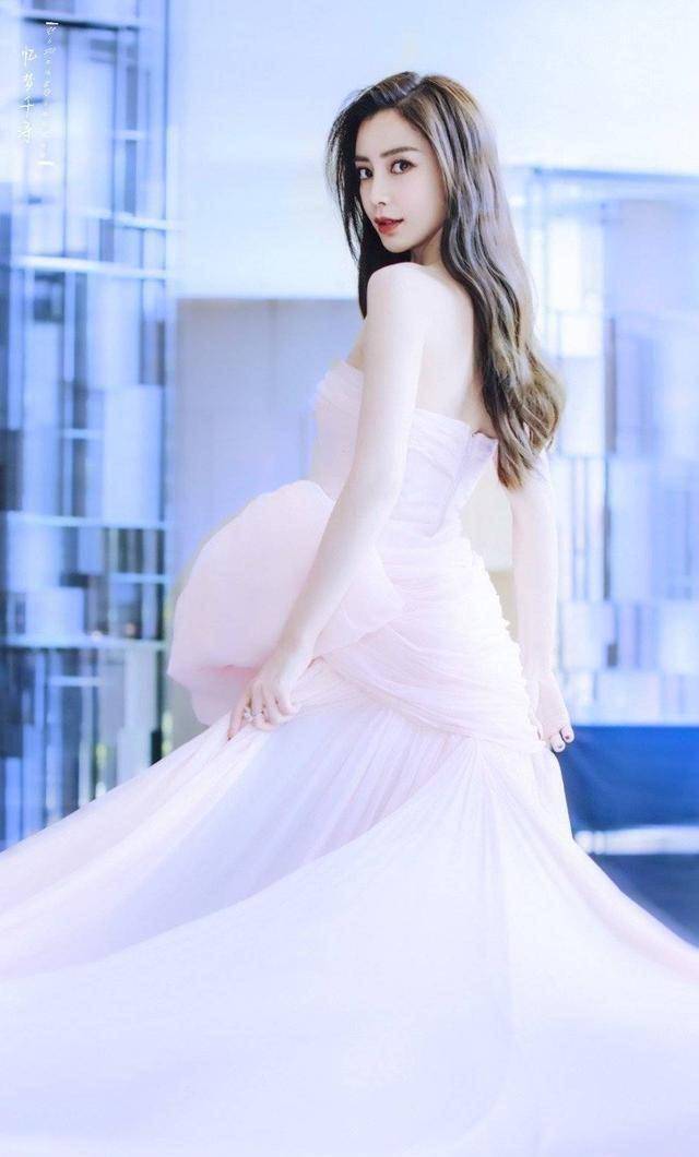 angelababy周冬雨同台互不理睬:曾亲如姐妹,如今为何形同陌路?