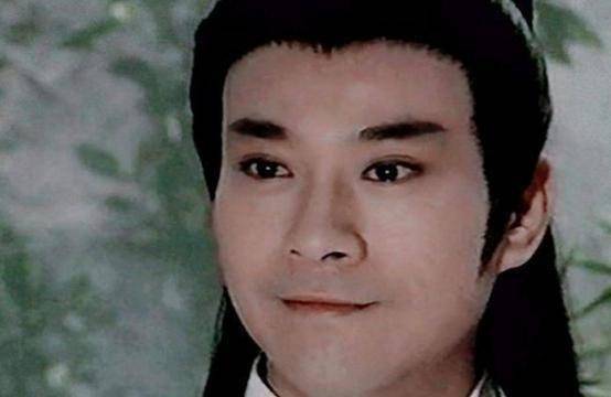 73岁郑少秋机场被怼脸拍,身姿挺拔几乎零皱纹,不愧是不老男神_保养