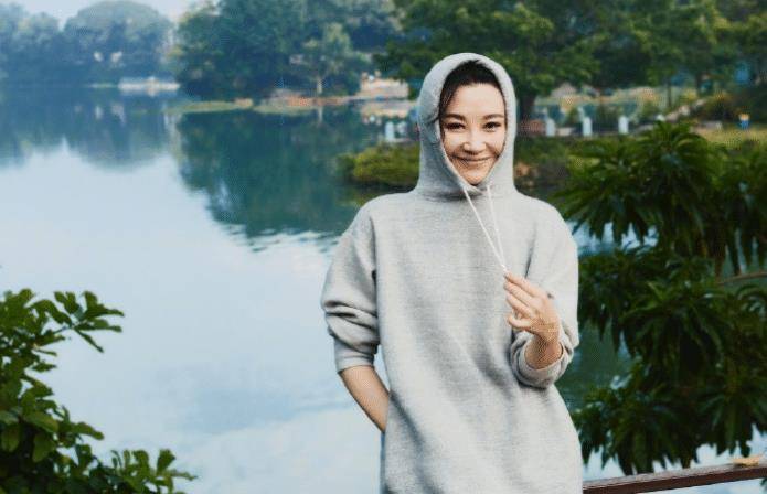 52岁许晴时尚不减,与杨洋同框梦回《花少2》,网友:没必要!