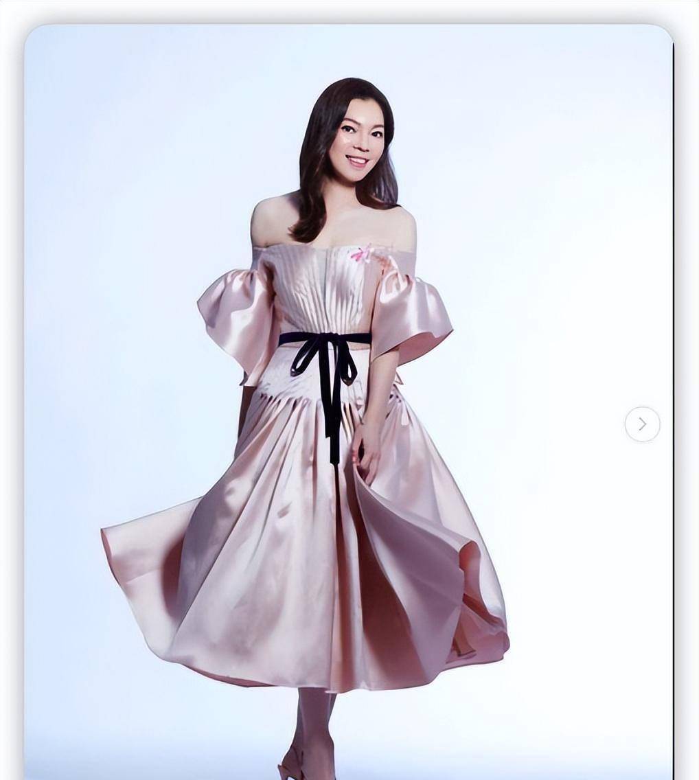 曾馨莹原本是一名舞蹈老师,和郭台铭相差24岁,结婚后生有两个女儿一个