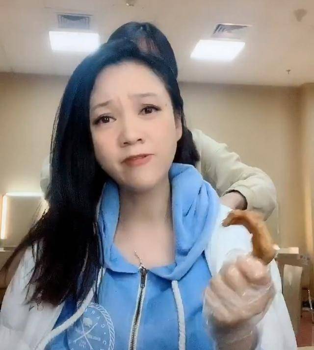 47岁周群晒后台照,上台前不顾形象啃鸭爪,出道30年月薪只有3千_李彬