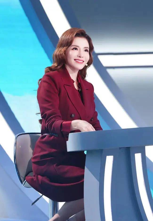 快50岁的朱迅也开始长得可爱了,她的脸很有少女感,五官也像周迅一样