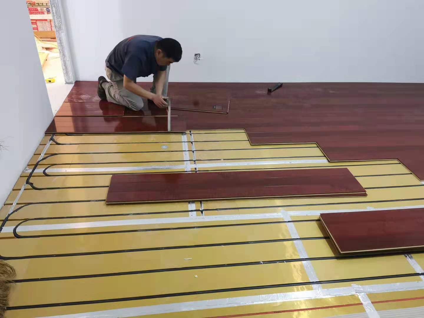 老黄讲干式第55期:为什么湿式地暖不宜做地面调温,而干式地暖却可以?