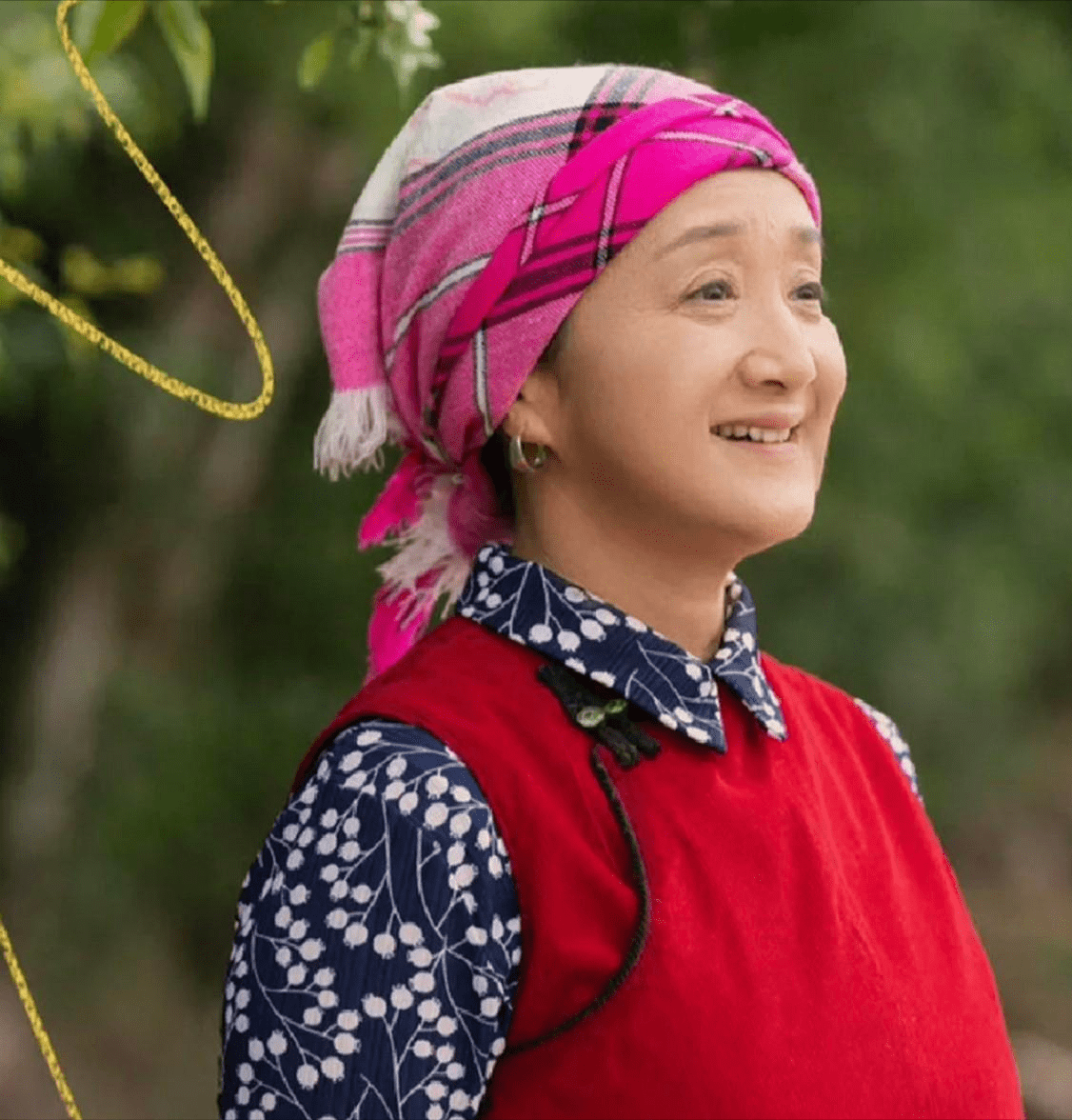 杨昆:卖掉千万别墅为夫还债,靠2500退休金生活,如今怎样了?