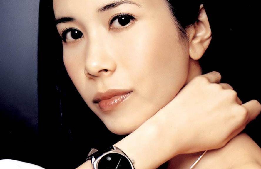 50岁莫文蔚罕见晒外籍老公,结婚8年还腻歪,十指紧扣撒狗粮_初恋_照片