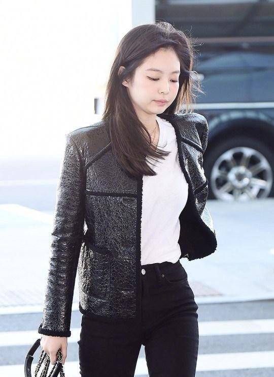 jennie启程巴黎时装周,粉红嘟嘟的少女感,不愧是"人间香奈儿"_金智妮