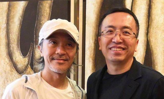 55岁周星驰现身了,终于露出久违的微笑,但头发几乎要全白了!