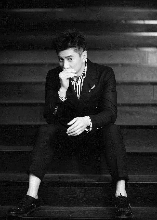 50岁吴奇隆瘦了颜值大飙升!