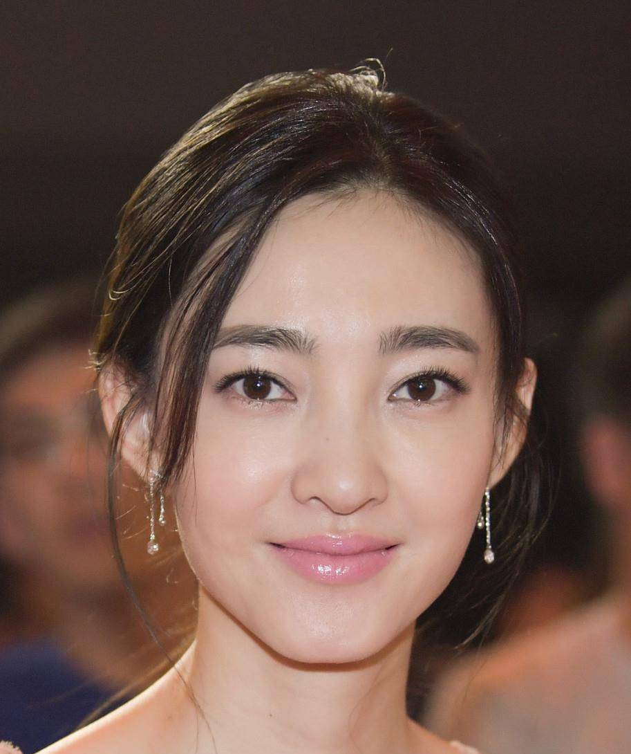 让我们祝福他们吧,王丽坤老公是今年 8 月才被曝光的