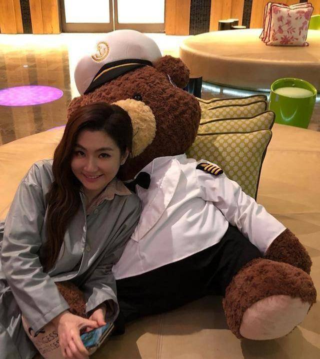 selina还晒出了与爸爸妈妈的幸福同框照,希望明年生日的时候,任家萱能