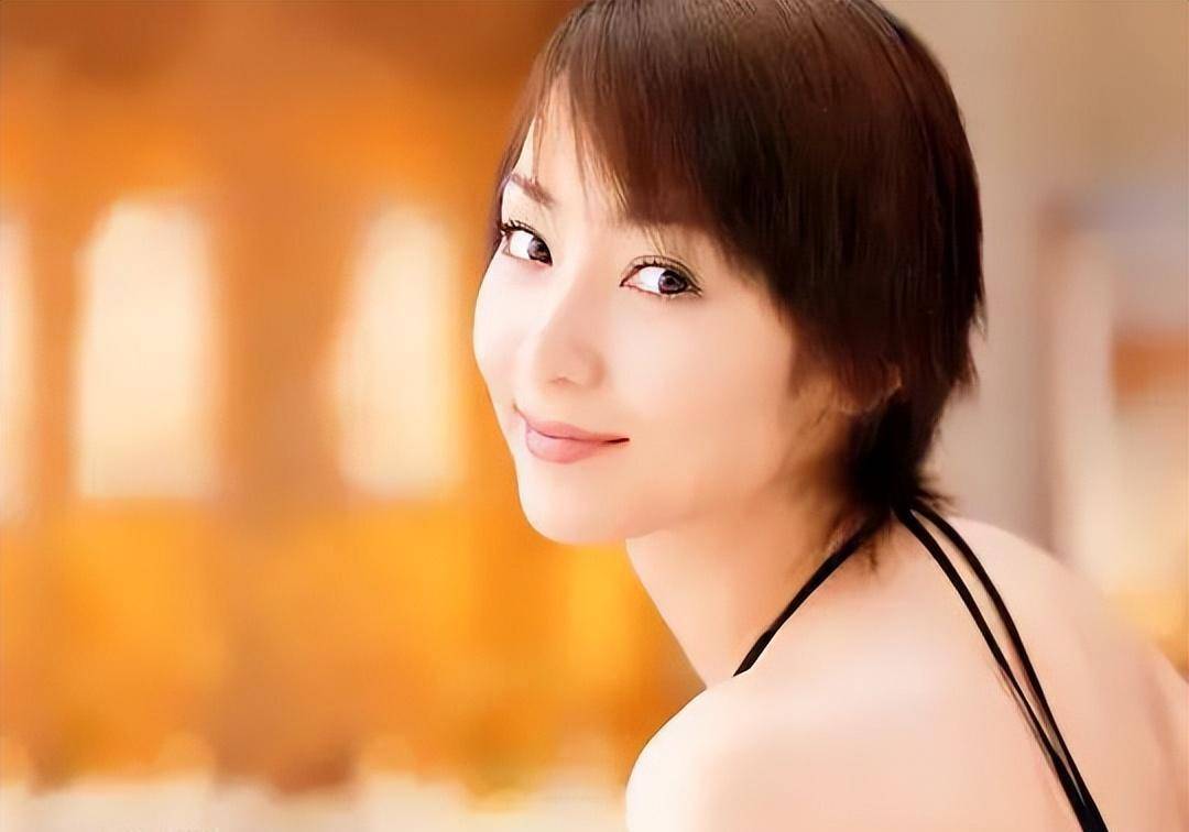 时尚女角色,擅长将苦情与职场完美女性相结合↓《医龙》里饰演加藤晶