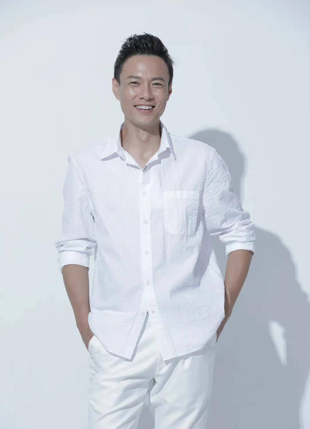 演员朱铁:娶圈外妻子叶亮,钱也归她管,一心一意爱了12年_衣服_朋友