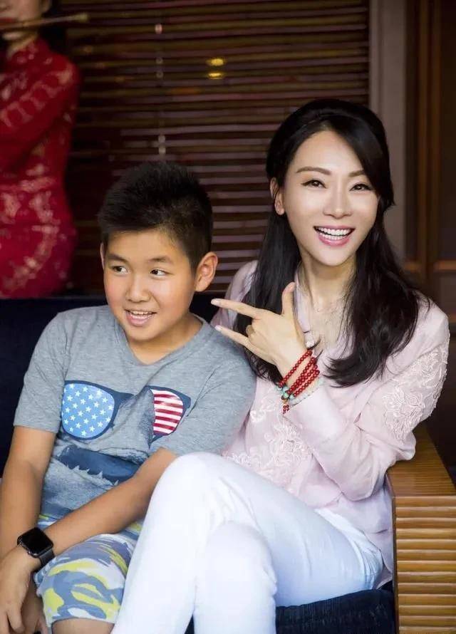 没有绯闻以前,陈数和赵胤胤两个人经常出双入对,共同出席活动,给人一