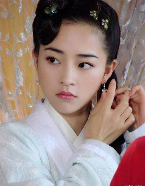 饰演的独孤伊人的丫鬟桃竹;在《天剑群侠》饰演薛佳凝的丫鬟小珠儿;她