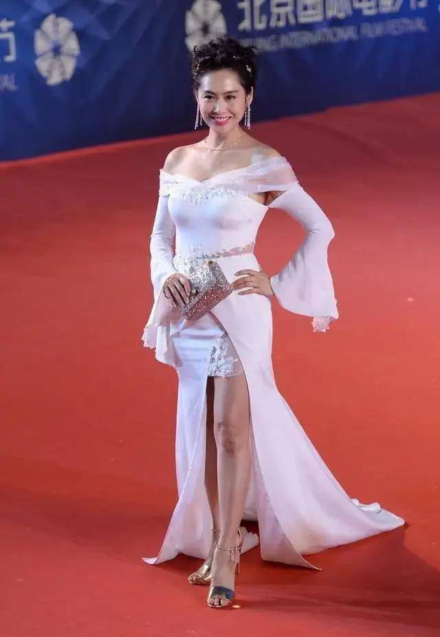 朱茵穿衣很大胆,"奶裙"秀很吸睛,小姑娘看了羡慕_牛奶_自然_的比例