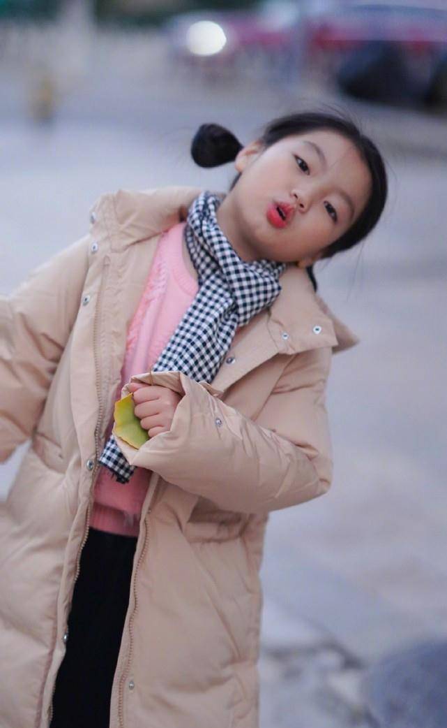 嘟嘴偏头看着镜头的蕾宝是不是很俏皮很可爱呢?