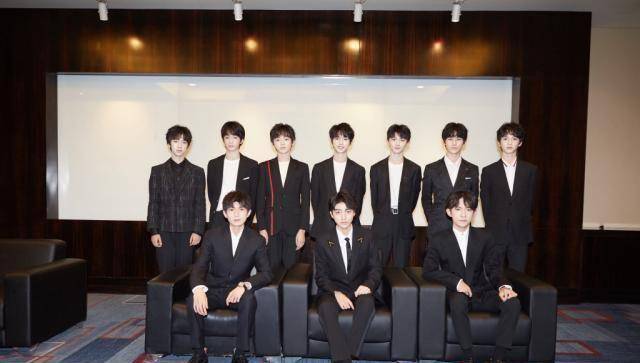 tfboys变老前辈与台风少年团合影,被要求摆拍易烊千玺忍不住露笑