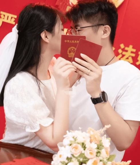 因此,在2020年3月,我和雪曼正式领取结婚证书.