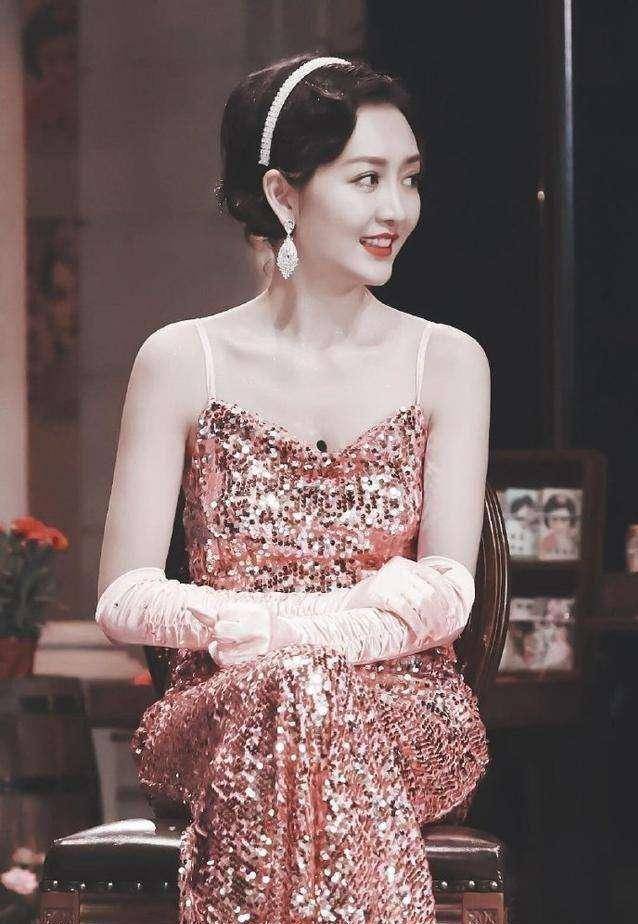 李冰冰前几天李冰冰穿深v礼服被中年男家长投诉不是上热搜了嘛,对此