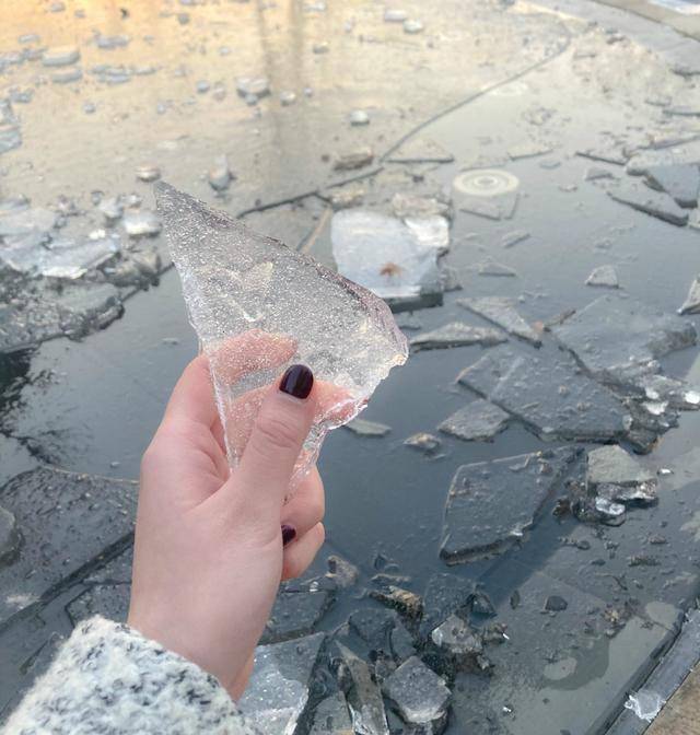 r1se焉栩嘉塌房后小盒鱼晒美照,侧脸吸睛正脸一般