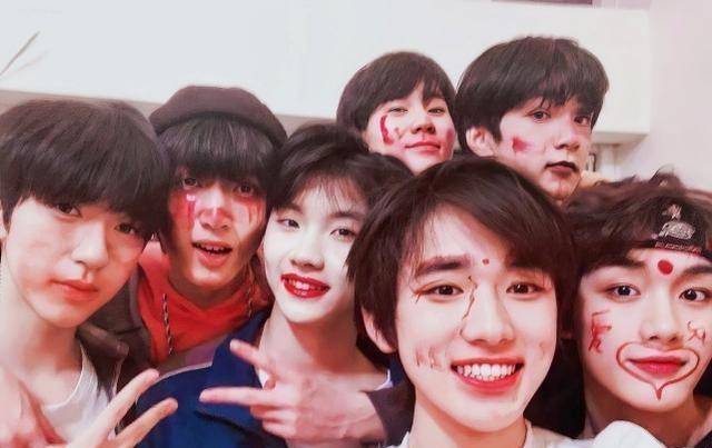 tnt新女装,严浩翔像姐姐,贺峻霖清纯,其余成员反差大_少年团_演出