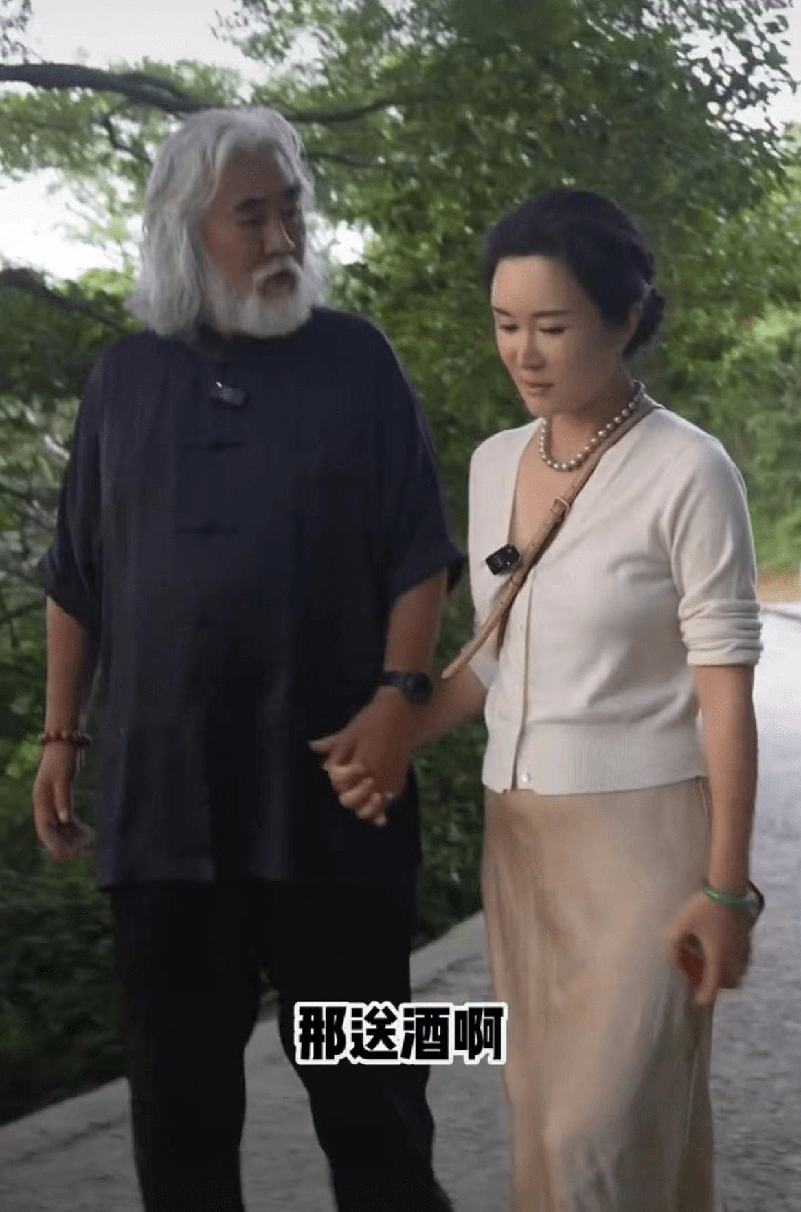 曝张纪中小31岁妻子怀孕4月,小腹凸起散发孕味_杜星霖_小肚子_官宣