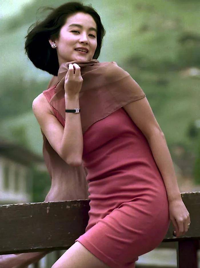 林青霞真是有钱又肥屁股的代表,年事已高的她依然拥有沙漏身材,比例