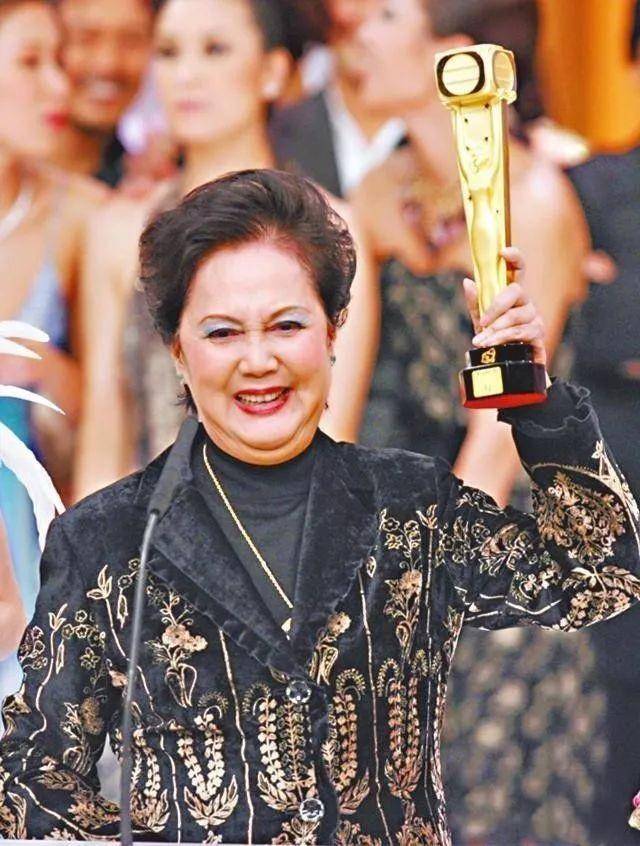 她是香港甘草演员,演200部电影100部电视剧,2婚2孩干儿子送终_林家栋