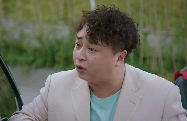 在《蓬莱间》,董可飞一早就上线了,作为林夏(郑湫泓饰)的前老板李哥.