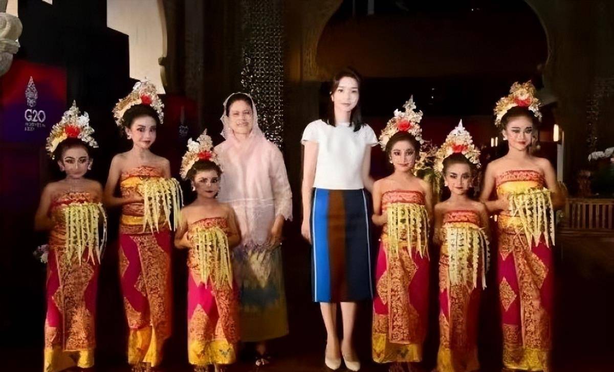 50岁外国第一夫人抢走印尼第一夫人眼球,穿短裙走清纯风,美少女_白色